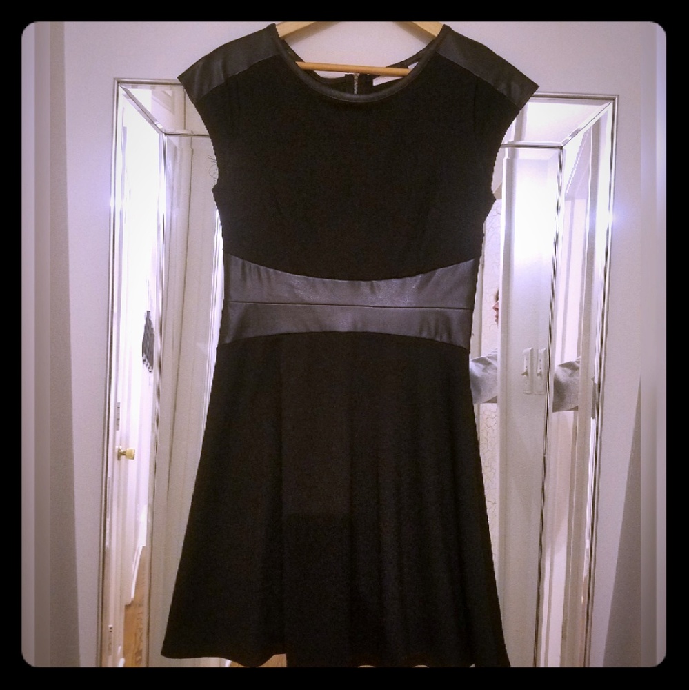 🍍3/$20 New York & Company black dress